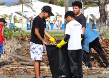 Mais de 170 quilos de lixo são recolhidos durante ação de limpeza na Praia do Porto Novo