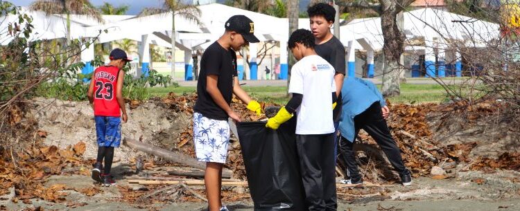 Mais de 170 quilos de lixo são recolhidos durante ação de limpeza na Praia do Porto Novo