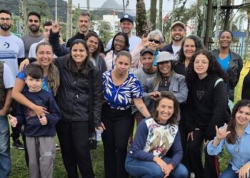 Comunidade surda de Caraguatatuba participa de encontro no Dia Nacional dos Surdos na Praia Acessível