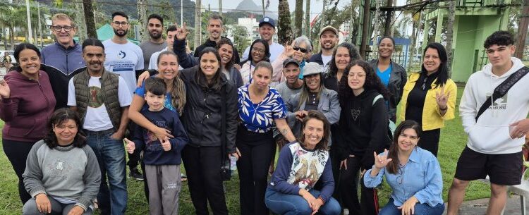 Comunidade surda de Caraguatatuba participa de encontro no Dia Nacional dos Surdos na Praia Acessível