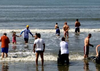 Programa Praia Acessível recebe PcDs atendidos pelo Ceprocom de São Bento do Sapucaí