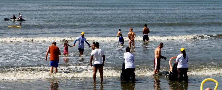 Programa Praia Acessível recebe PcDs atendidos pelo Ceprocom de São Bento do Sapucaí