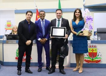 Câmara Municipal entrega Título de Cidadão Caraguatatubense ao advogado Rodrigo Fernando Henrique de Oliveira