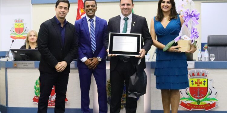 Câmara Municipal entrega Título de Cidadão Caraguatatubense ao advogado Rodrigo Fernando Henrique de Oliveira