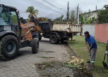 Secretaria de Serviços Públicos segue com limpeza descentralizada em vários bairros de Caraguatatuba