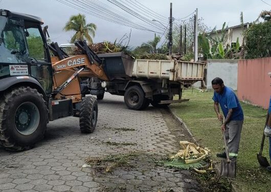 Secretaria de Serviços Públicos segue com limpeza descentralizada em vários bairros de Caraguatatuba