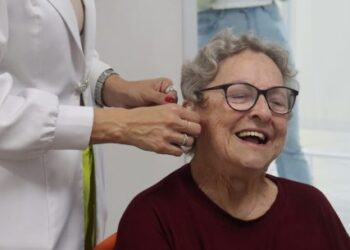 Pacientes são beneficiados com kits de aparelhos auditivos em Caraguatatuba