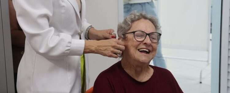 Pacientes são beneficiados com kits de aparelhos auditivos em Caraguatatuba