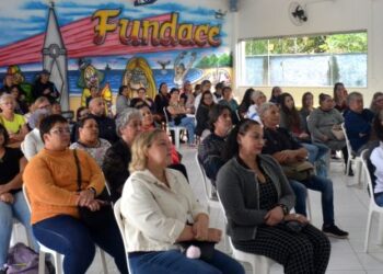 Caraguatatuba entrega carteiras de registro a 62 artesãos e fortalece setor de economia criativa