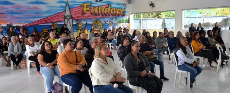 Caraguatatuba entrega carteiras de registro a 62 artesãos e fortalece setor de economia criativa