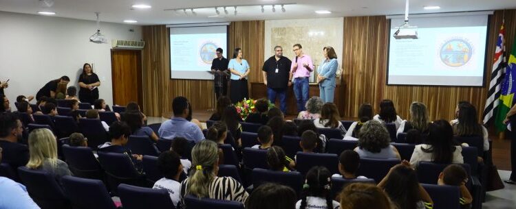 Caraguatatuba recebe solenidade do Prêmio Excelência Educacional com homenagem a escolas destaque no Saresp