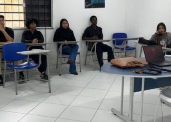 Jovens atendidos pelo CRAS de Caraguatatuba participam de encontro sobre programas de acesso ao mercado de trabalho