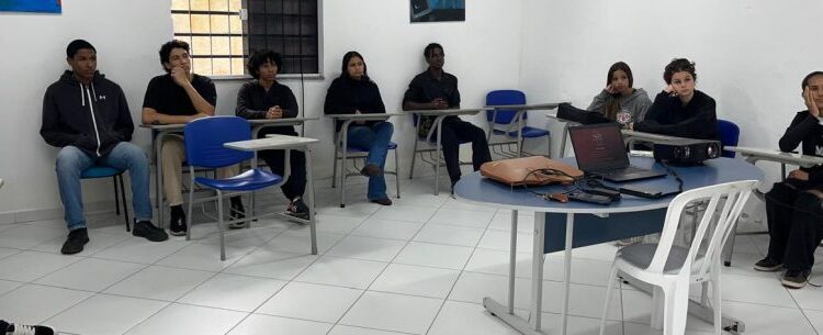 Jovens atendidos pelo CRAS de Caraguatatuba participam de encontro sobre programas de acesso ao mercado de trabalho