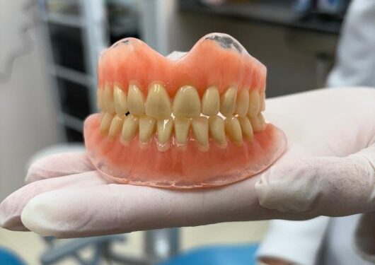 Unidade básica de saúde de Caraguatatuba entrega primeira prótese total em atendimento descentralizado