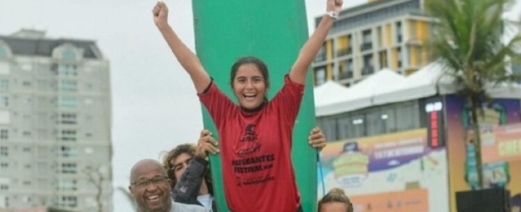 Caraguatatuba comemora bicampeonato brasileiro da surfista Katellyn Oliveira
