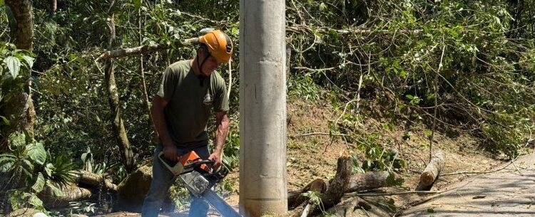 Rua de acesso ao Morro Santo Antônio em Caraguatatuba recebe iluminação