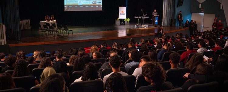 Caraguatatuba celebra talentos no 1º MiniFEC “Imagens que educam, vozes que transformam”