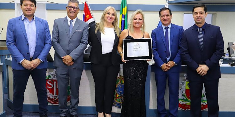 Missionária Peggy Lynn Ross recebe título de Cidadã Caraguatatubense