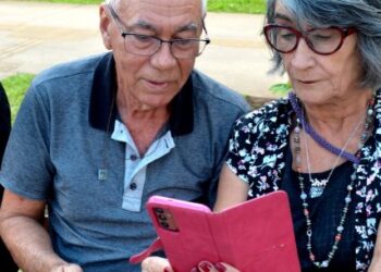Oficina “Conectando Gerações: aprendendo a usar o celular com segurança” é sucesso na Semana de Valorização à Pessoa Idosa