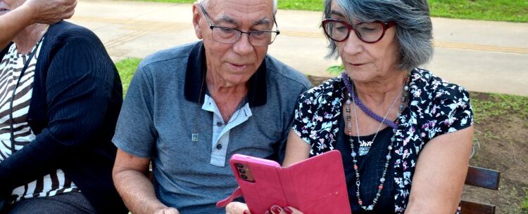Oficina “Conectando Gerações: aprendendo a usar o celular com segurança” é sucesso na Semana de Valorização à Pessoa Idosa