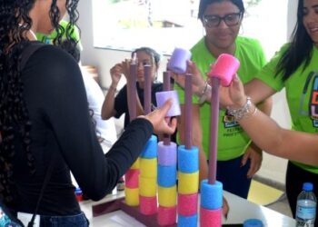 Feira das Profissões de Caraguatatuba orienta jovens sobre oportunidades no mercado de trabalho