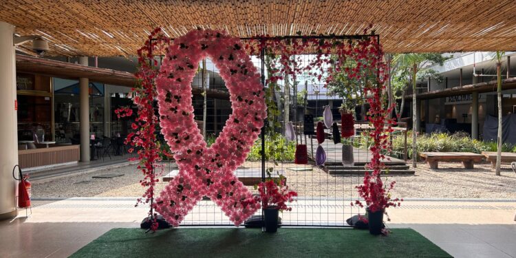 Serramar Shopping e Fundo Social de Caraguatatuba promovem campanha de Outubro Rosa com arrecadação de lenços