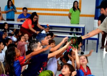 Espetáculo “Quanta Coisa o Lixo É” leva reflexão sobre sustentabilidade a alunos da rede municipal em Caraguatatuba