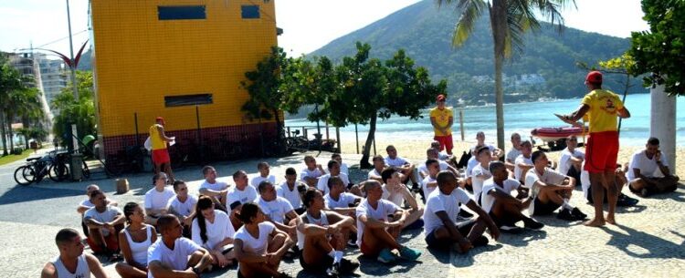 Inscrições das 20 vagas de guarda-vidas temporários do Estado para Caraguatatuba seguem até dia 20