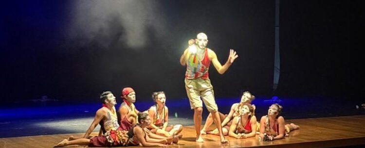 Em Caraguatatuba, espetáculo “Expresso Tatu” encanta alunos da rede municipal no Teatro Mario Covas