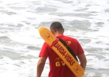 Vinte e quatro guarda-vidas temporários são convocados para trabalhar nas praias de Caraguatatuba no Verão 2025/2026