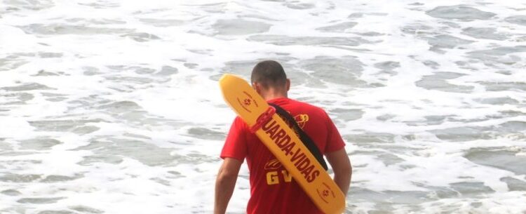 Vinte e quatro guarda-vidas temporários são convocados para trabalhar nas praias de Caraguatatuba no Verão 2025/2026