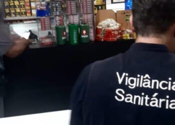 Vigilância Sanitária de Caraguatatuba descarta mais de 100 litros de bebidas sem procedência após fiscalização