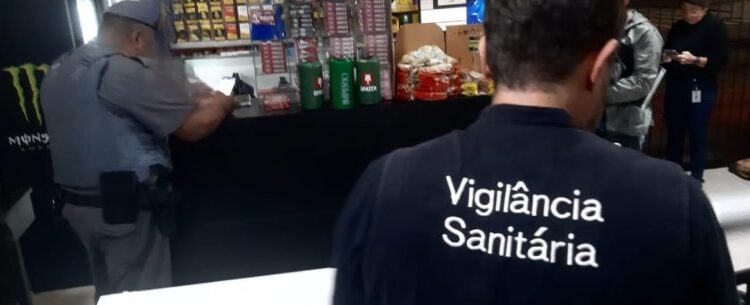Vigilância Sanitária de Caraguatatuba descarta mais de 100 litros de bebidas sem procedência após fiscalização