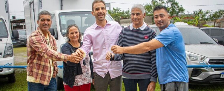 Caraguatatuba entrega caminhões de gelo e fortalece atividade da pesca artesanal no município