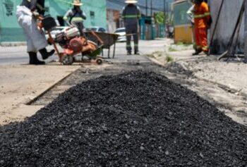 Secretaria de Obras Públicas de Caraguatatuba inicia recapeamento de 7 km de ruas do Perequê-Mirim