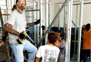 Alunos iniciam aulas práticas no curso gratuito de Drywall em Caraguatatuba