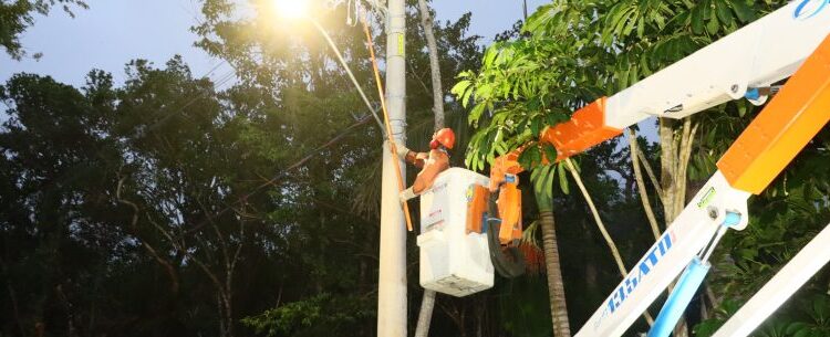 Iluminação do acesso ao Morro Santo Antônio garante mais segurança para moradores e turistas de Caraguatatuba