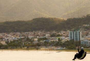 Prefeitura de Caraguatatuba lança programação de fim de ano com fogos silenciosos, shows e agenda cultural descentralizada