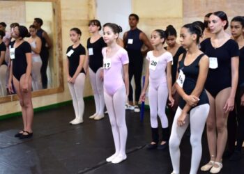 Cerca de 40 jovens participam de audição para Escola de Bailados de Caraguatatuba