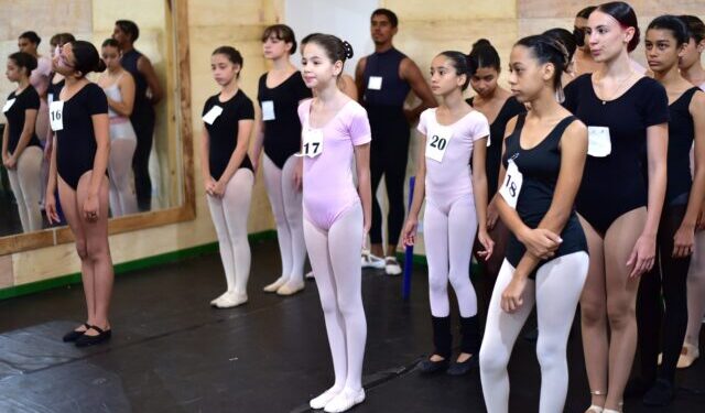 Cerca de 40 jovens participam de audição para Escola de Bailados de Caraguatatuba