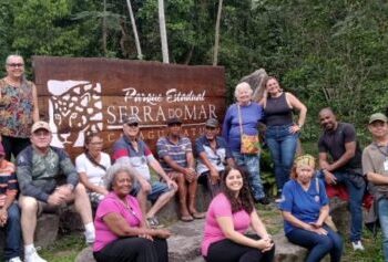 Parque Estadual da Serra do Mar em Caraguatatuba recebe idosos para vivência de bem-estar e socialização