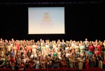 Caraguatatuba encerra ano letivo com homenagens no Teatro Mario Covas