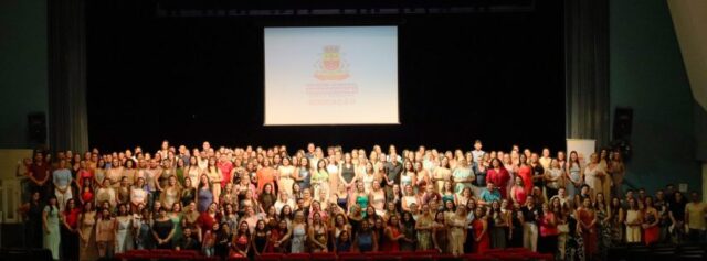 Caraguatatuba encerra ano letivo com homenagens no Teatro Mario Covas