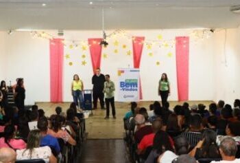 Prefeitura de Caraguatatuba entrega licenças dos ambulantes para exercício da atividade em 2026