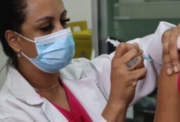 Vacinação para gestantes em Caraguatatuba previne casos graves de doenças respiratórias em recém-nascidos