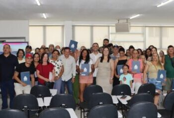 Caraguatatuba entrega títulos de regularização fundiária para moradores de núcleos nos bairros Praia das Palmeiras e Tinga