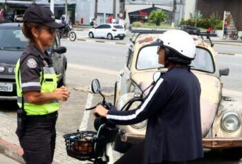 Prefeitura orienta condutores de ciclomotores e veículos elétricos em ação educativa
