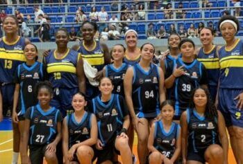 Basquete Feminino de Caraguatatuba participa de jogo comemorativo com campeãs mundiais no Sesc Jundiaí