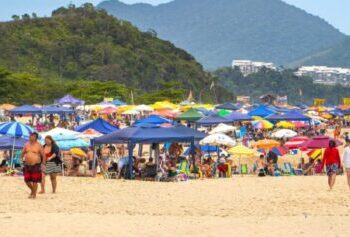 Prefeitura de Caraguatatuba limita locação de cadeiras e guarda-sóis em 50 itens de cada