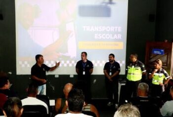 Motoristas de transporte escolar participam de palestra sobre legislação e segurança em Caraguatatuba